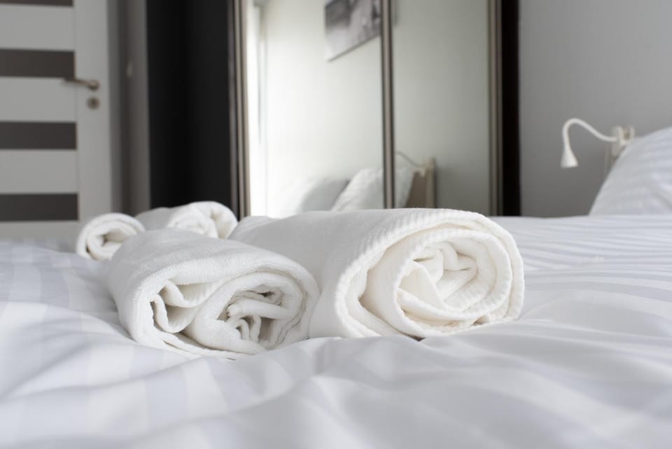 Bed, Bedroom, towels