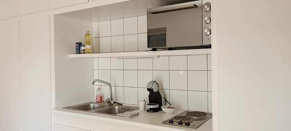 Coffee/tea facilities, Kitchen or kitchenette, stove