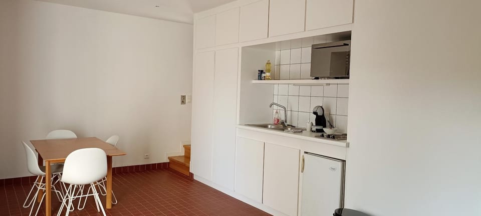 Coffee/tea facilities, Kitchen or kitchenette, Dining area, oven, stove