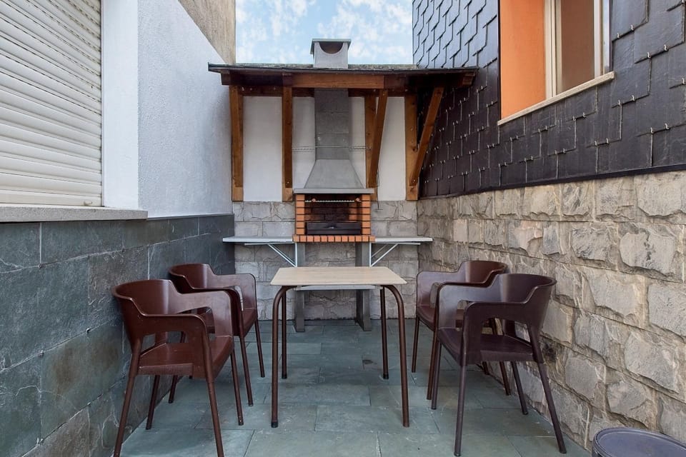 Property building, Balcony/Terrace, Living room