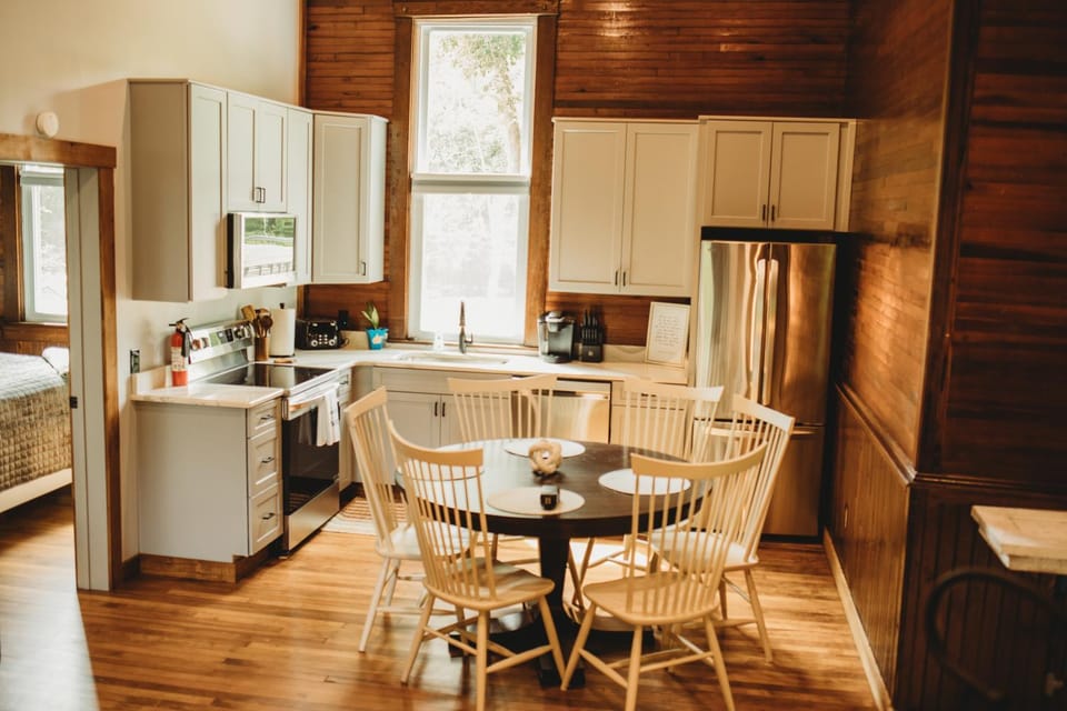 Kitchen or kitchenette, Dining area