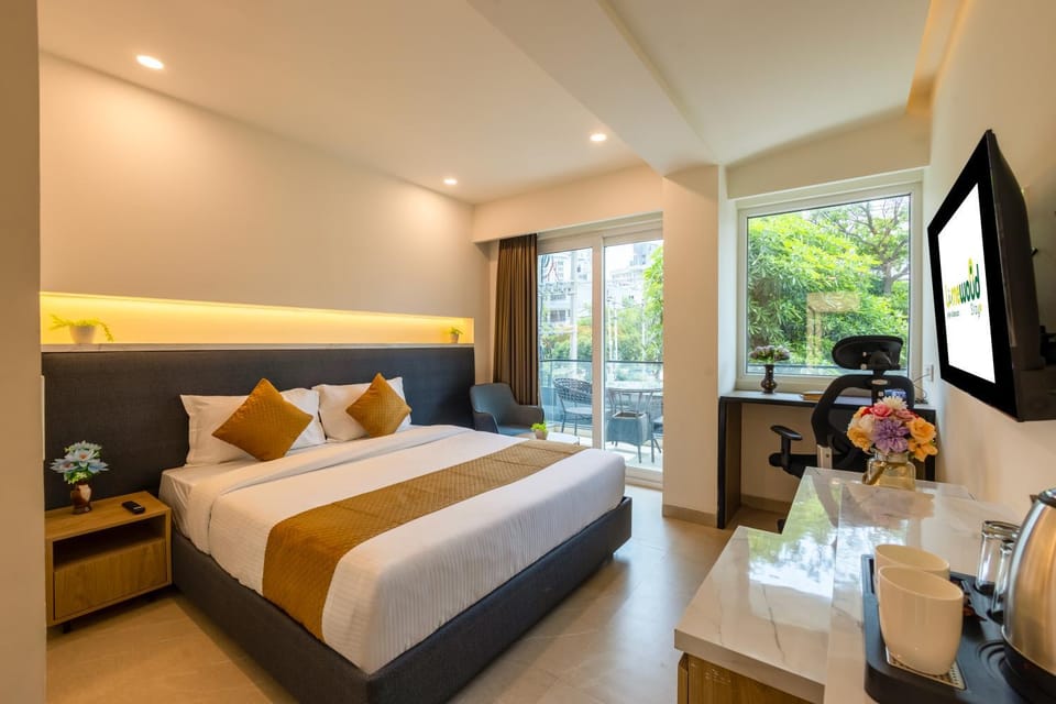 Bed, TV and multimedia, Balcony/Terrace, Photo of the whole room, Seating area, Bedroom