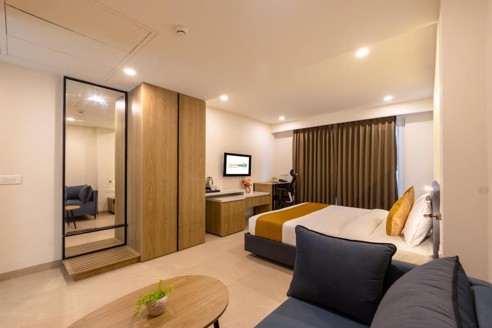 Bed, TV and multimedia, Seating area, Bedroom, wardrobe