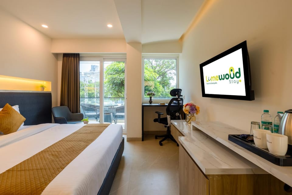 Bed, TV and multimedia, Photo of the whole room, Bedroom