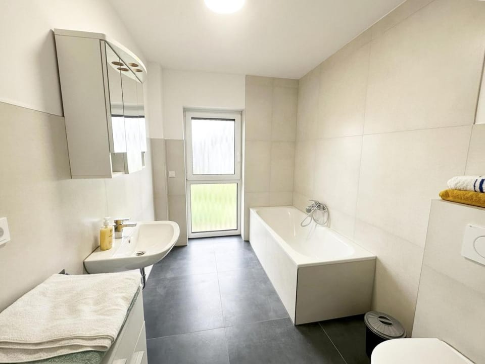 Toilet, Bathroom, Photo of the whole room, Bath, towels