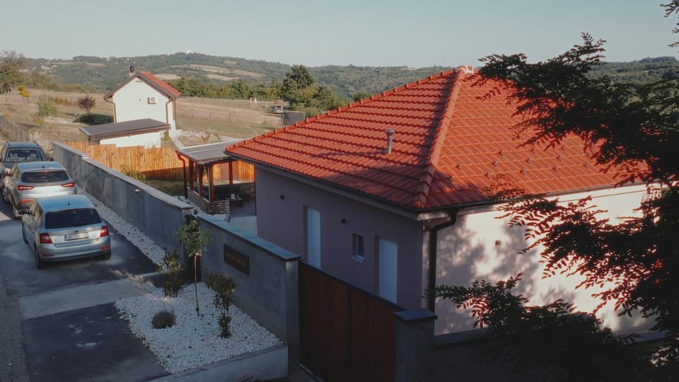 Property building, Neighbourhood, Natural landscape, Bird's eye view, Street view, Location, Parking