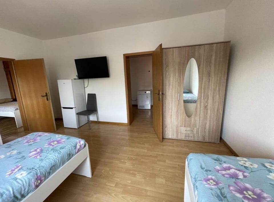 Bed, TV and multimedia, Photo of the whole room, Bedroom, towels, wardrobe