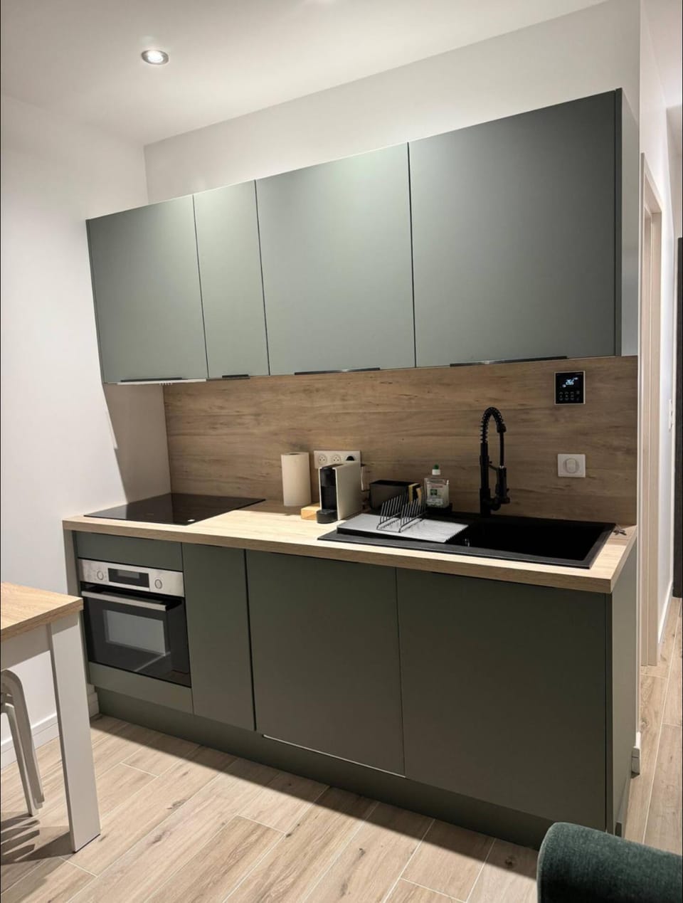 Coffee/tea facilities, Kitchen or kitchenette, oven, stove