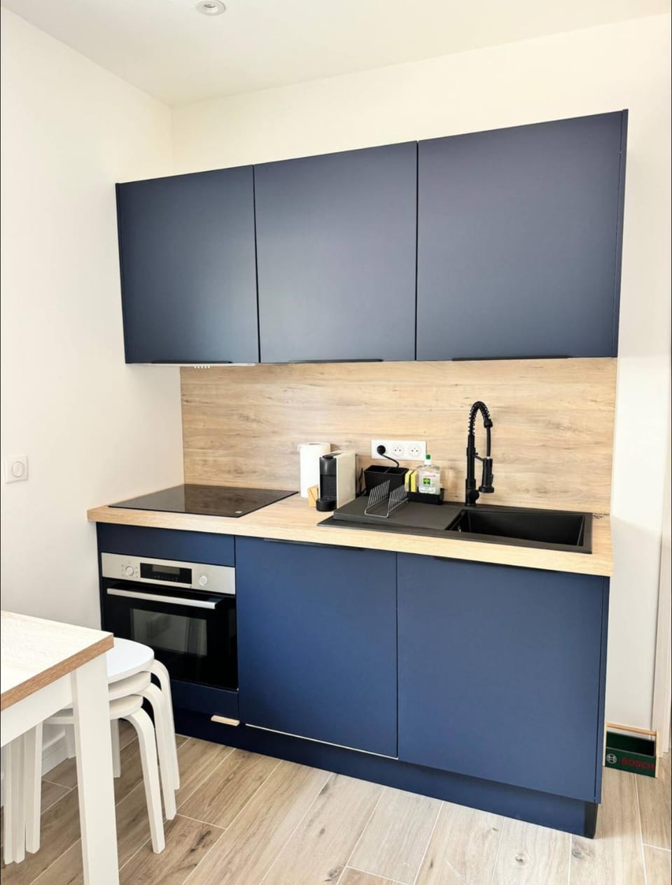 Coffee/tea facilities, Kitchen or kitchenette, stove