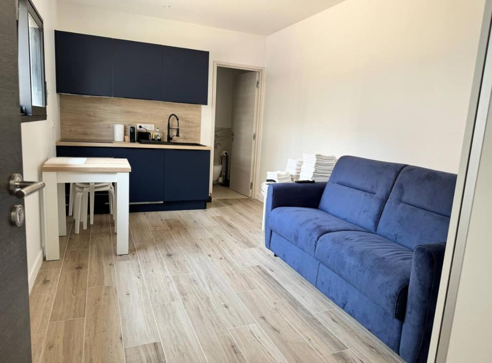 Kitchen or kitchenette, Seating area, Dining area