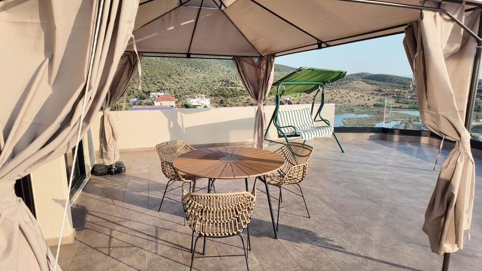 View (from property/room), Balcony/Terrace, Seating area, Dining area, Mountain view