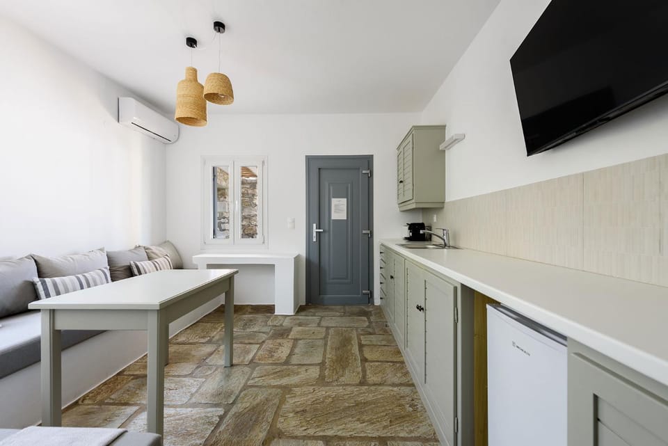 TV and multimedia, Kitchen or kitchenette, Seating area, Dining area, stove