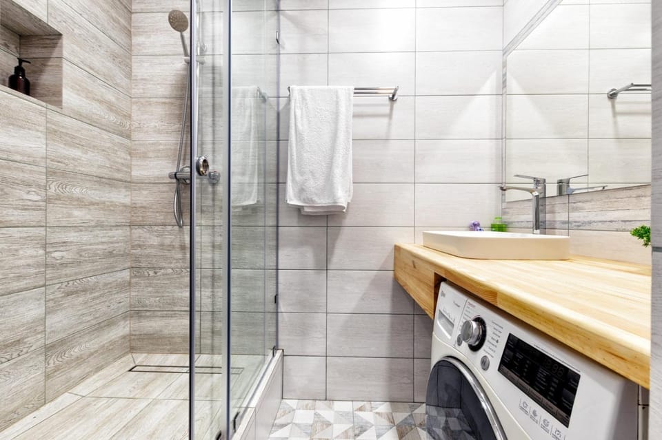 Shower, towels, washing machine