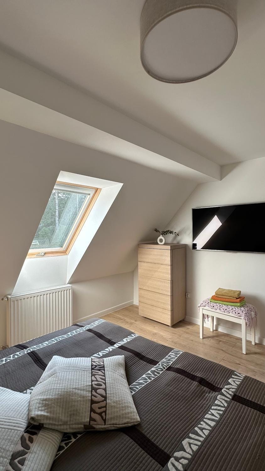 Bed, TV and multimedia, Photo of the whole room, Bedroom