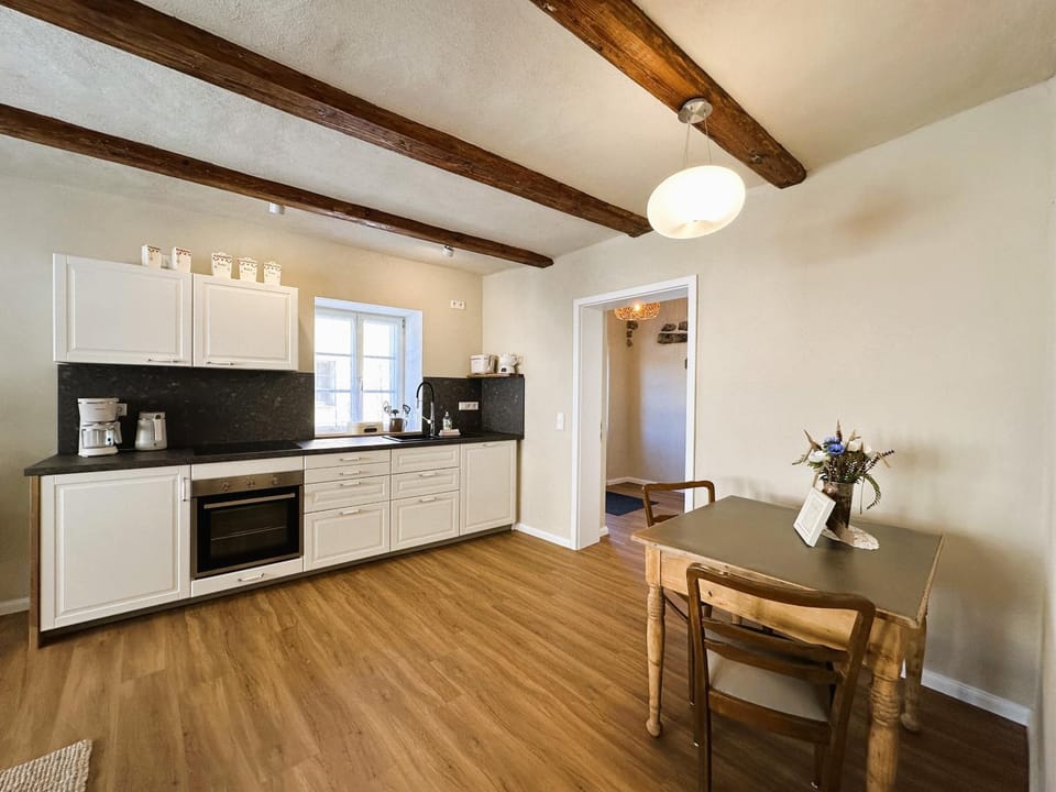 Coffee/tea facilities, Kitchen or kitchenette, Dining area, dishwasher, oven, stove, toaster