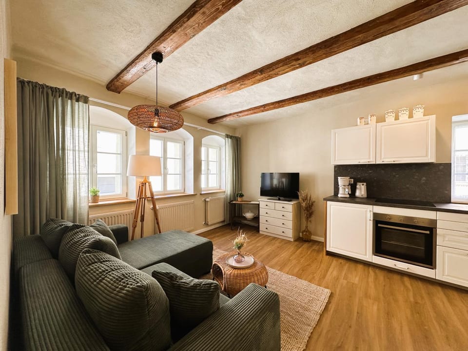 TV and multimedia, Coffee/tea facilities, Kitchen or kitchenette, Living room, Seating area