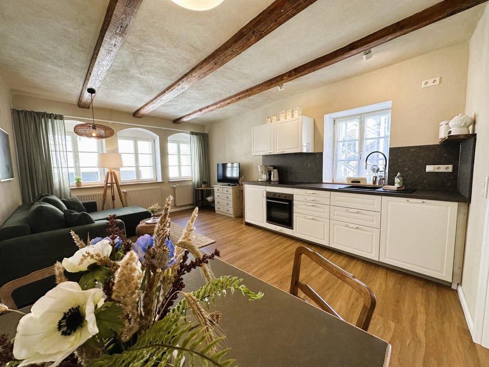 Coffee/tea facilities, Kitchen or kitchenette, Dining area