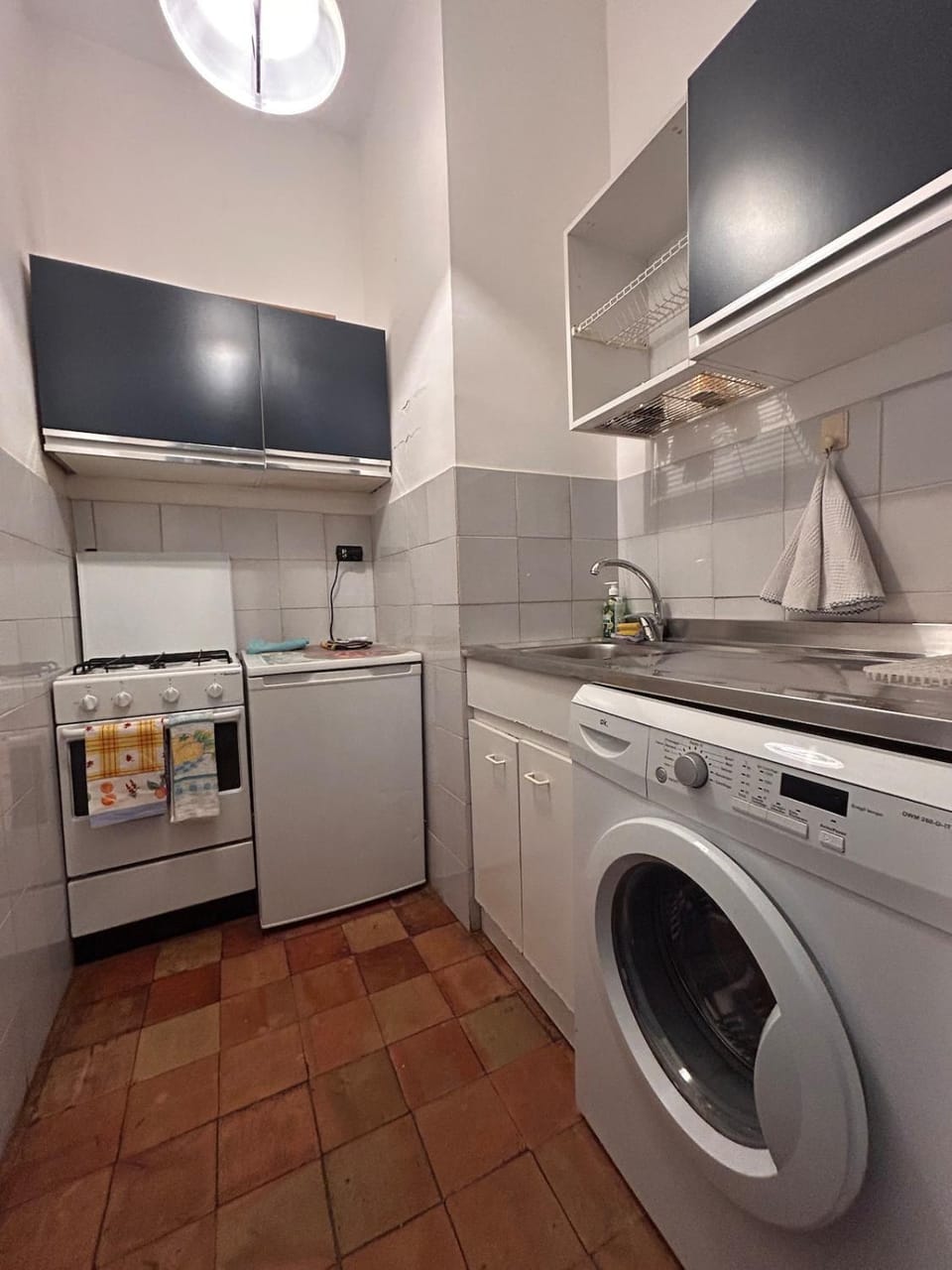 Kitchen or kitchenette, oven, stove, washing machine