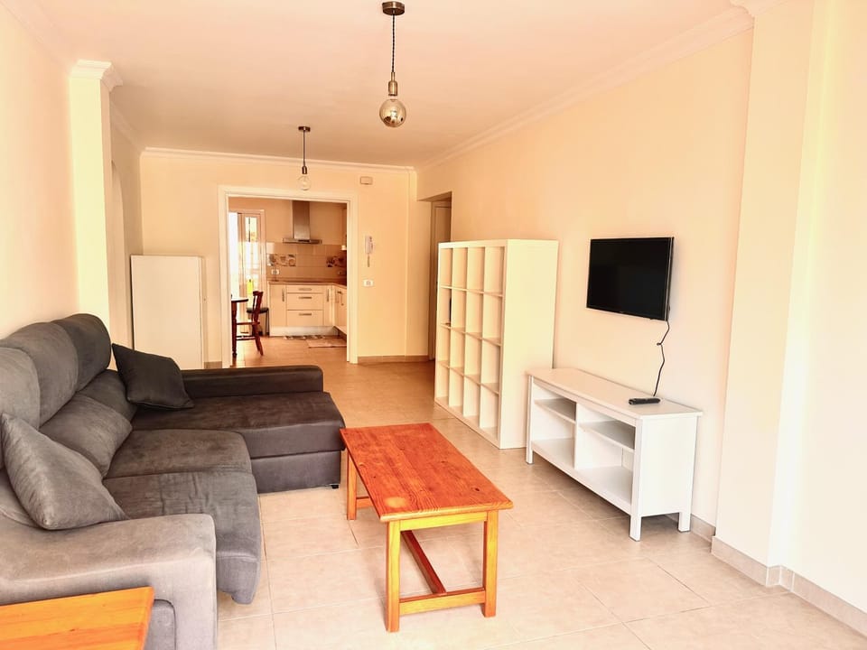 TV and multimedia, Living room, Seating area, Evening entertainment