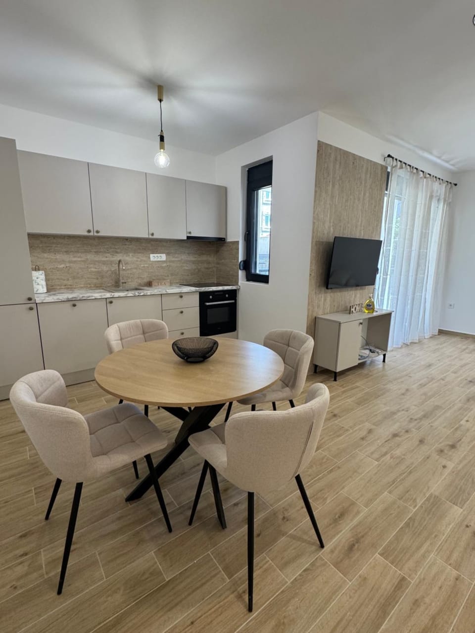 TV and multimedia, Kitchen or kitchenette, Living room, Seating area, Dining area, oven, stove