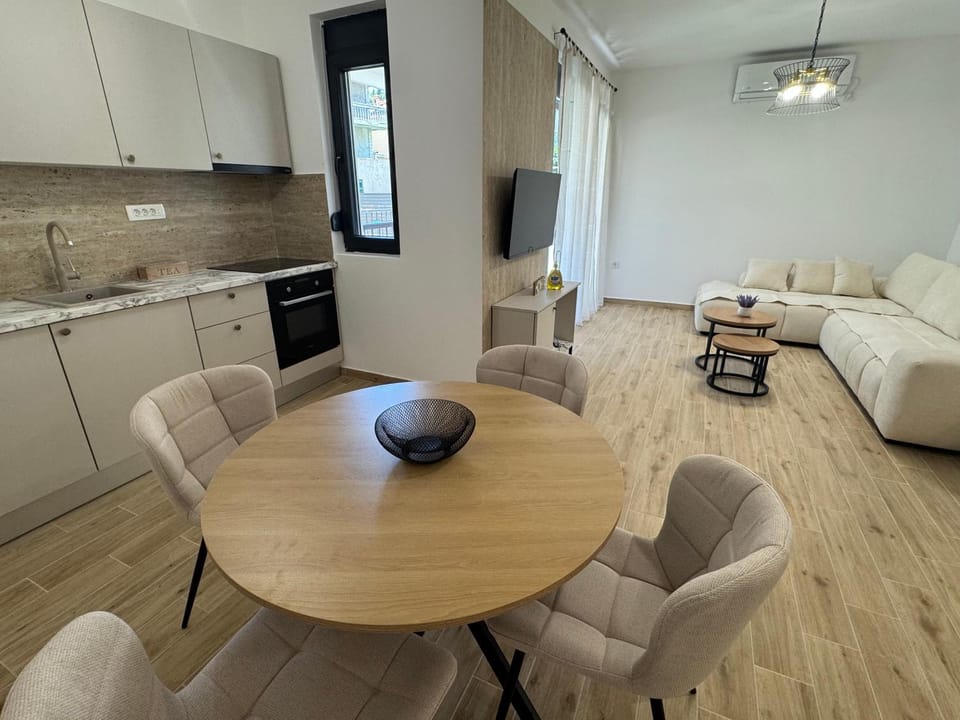 Bed, TV and multimedia, Kitchen or kitchenette, Living room, Photo of the whole room, Seating area, Dining area