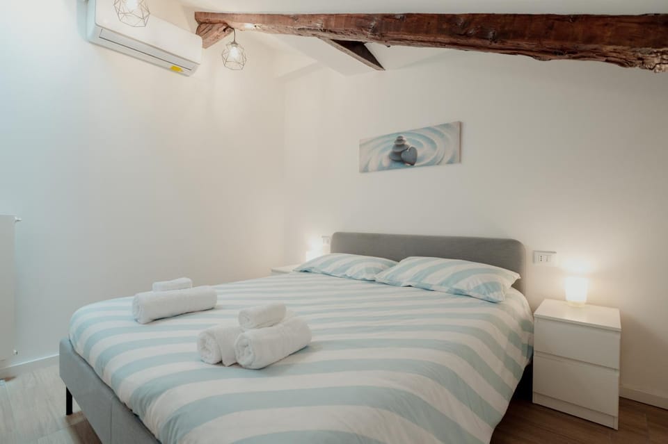 Bed, Photo of the whole room, Bedroom, towels, air conditioner