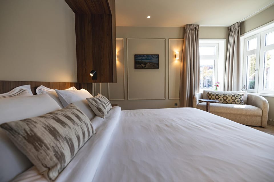 Seating area, Bedroom