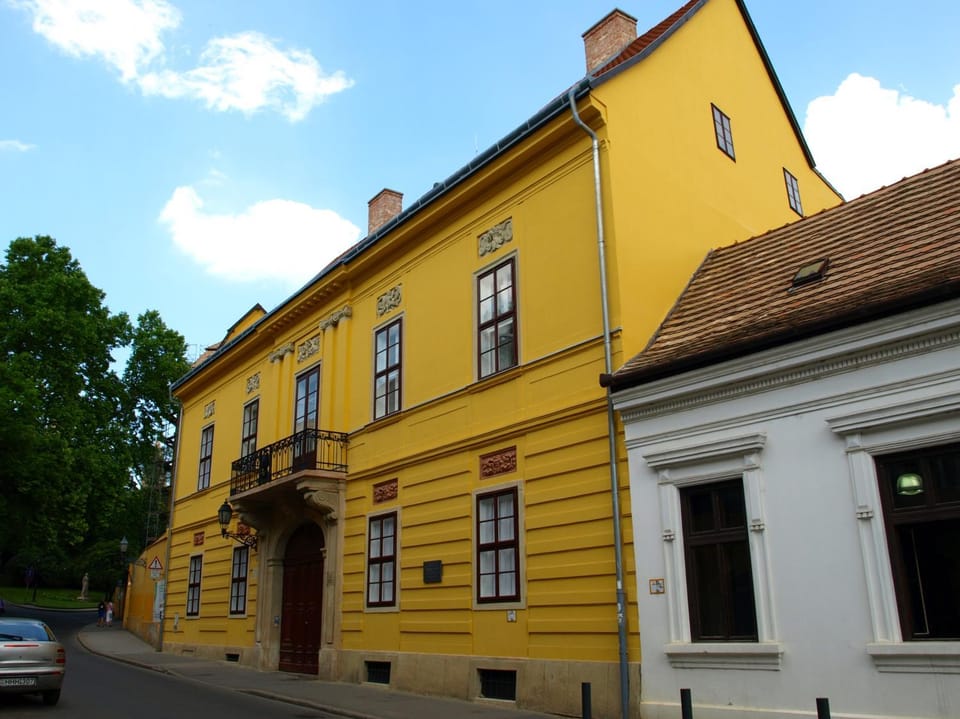 Property building, Nearby landmark, Facade/entrance, Neighbourhood, Street view, Location