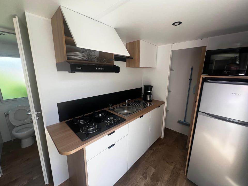 Kitchen or kitchenette, oven, stove