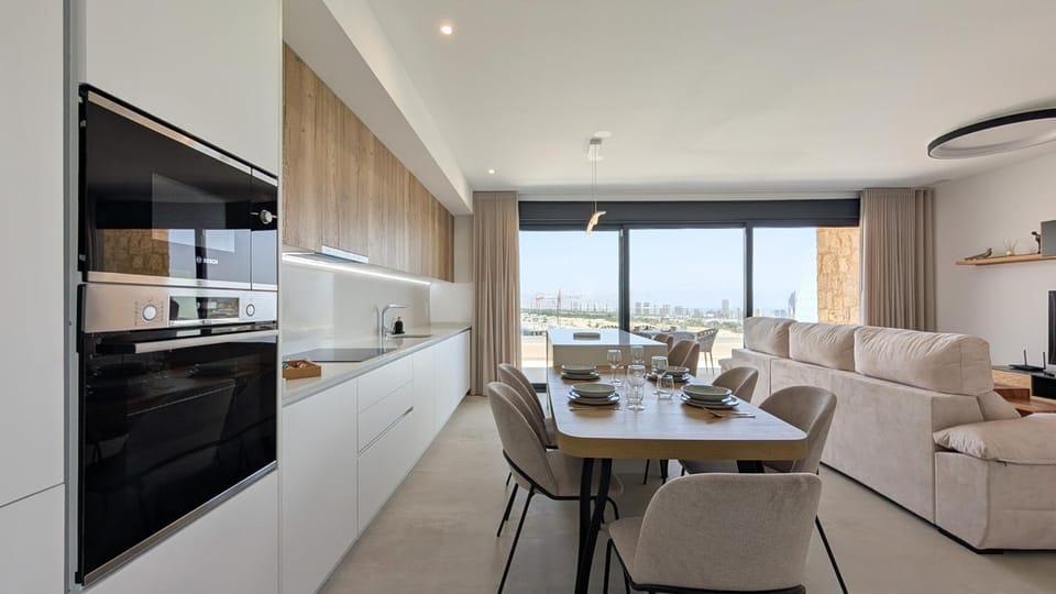 Kitchen or kitchenette, Dining area