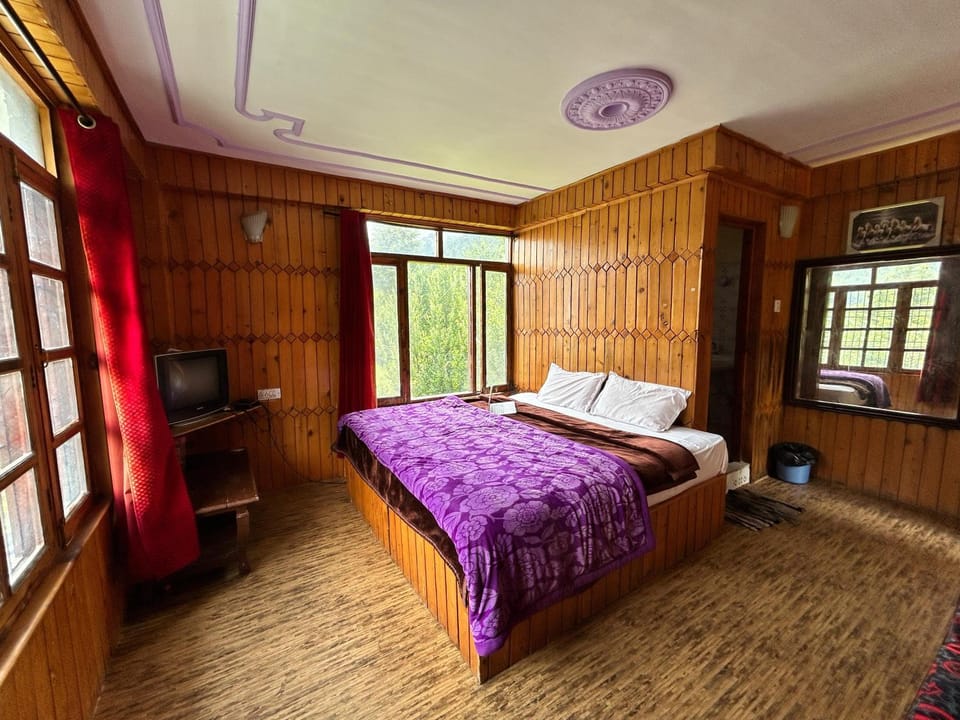 Bed, TV and multimedia, Bedroom