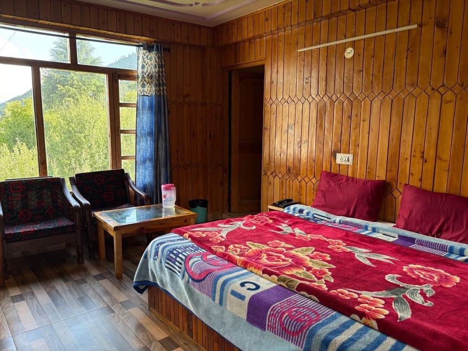 Bed, Photo of the whole room, Seating area, Bedroom