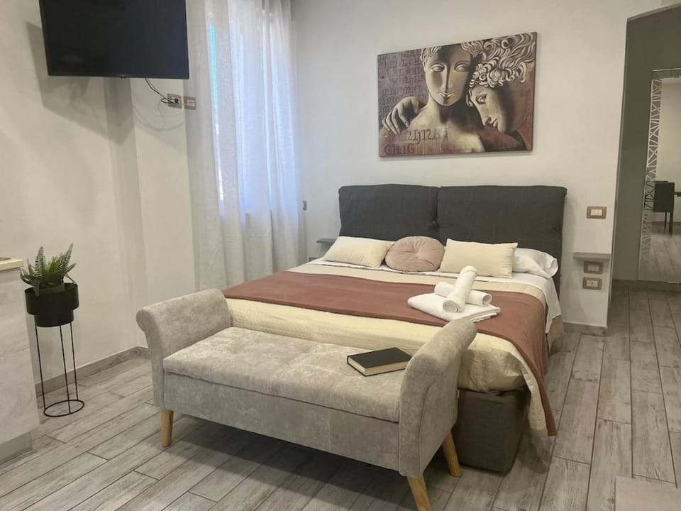 Photo of the whole room, Bedroom