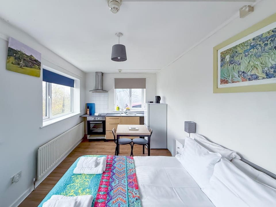 Bed, Living room, Photo of the whole room, Seating area, Dining area, Bedroom