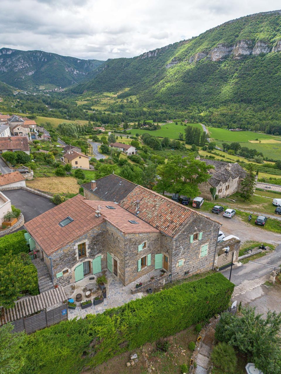 Property building, Nearby landmark, Spring, Day, Natural landscape, Bird's eye view, Mountain view, Swimming pool, Breakfast, Location, Parking