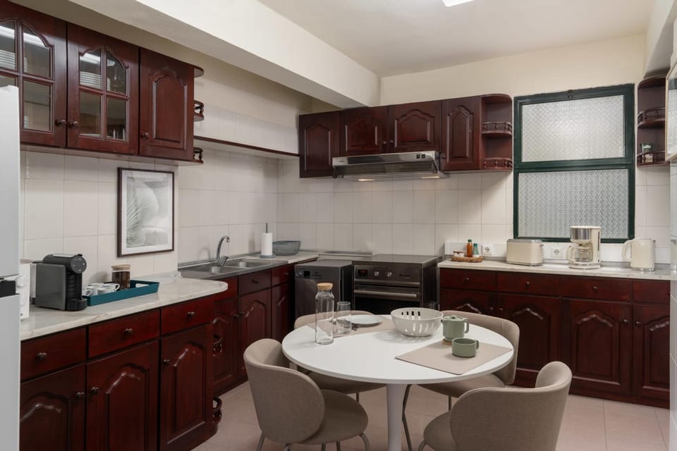 Kitchen or kitchenette, Dining area, stove, toaster