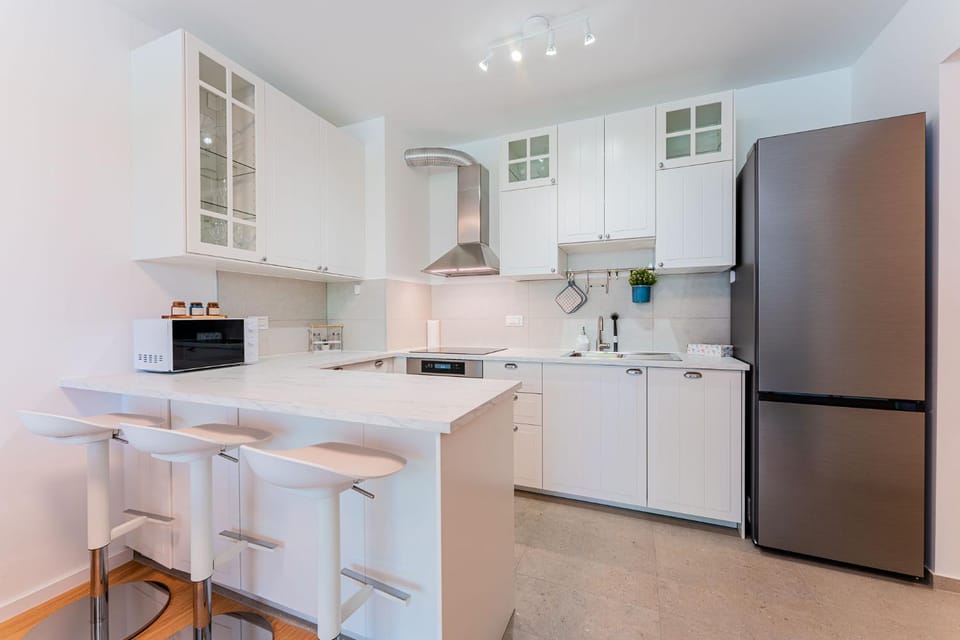 Kitchen or kitchenette, Dining area, oven, stove