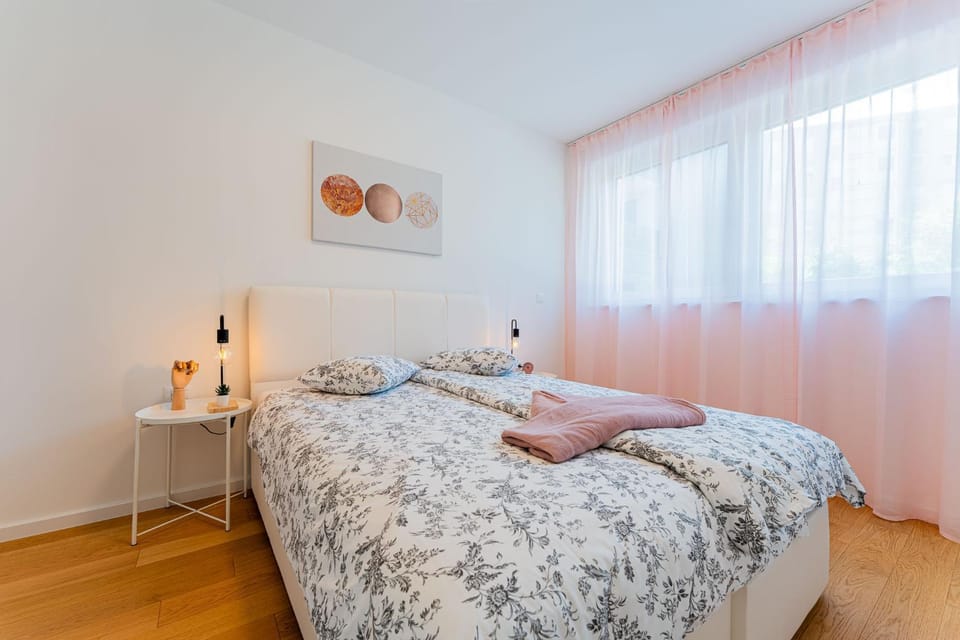Bed, Bedroom, internet, towels