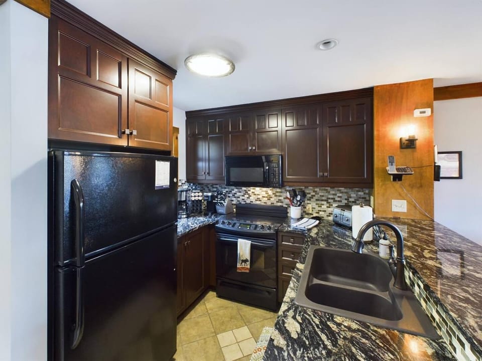 Camp 4 Ski-in-out Townhome with Hot Tub House in Snowshoe