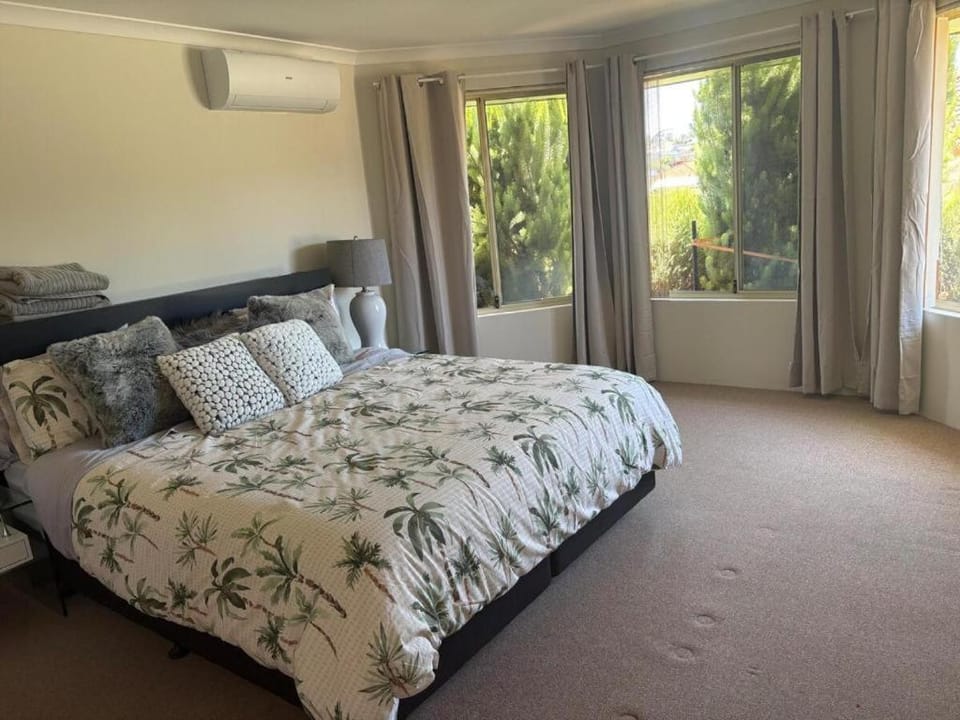 Jandakot Rooms or whole house House in Perth