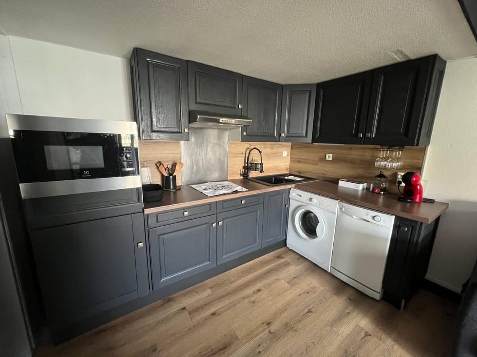 Kitchen or kitchenette, dishwasher, microwave, washing machine