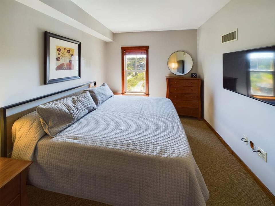 Soaring Eagle Ski-in - Ski-out Condo with Hot Tubs House in Snowshoe