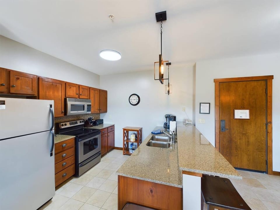 Soaring Eagle Ski-in - Ski-out Condo with Hot Tubs House in Snowshoe
