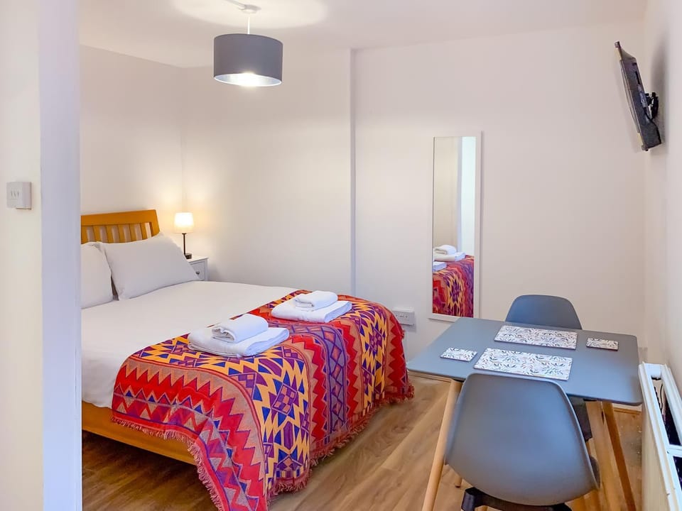 Bed, TV and multimedia, Seating area, Bedroom, towels