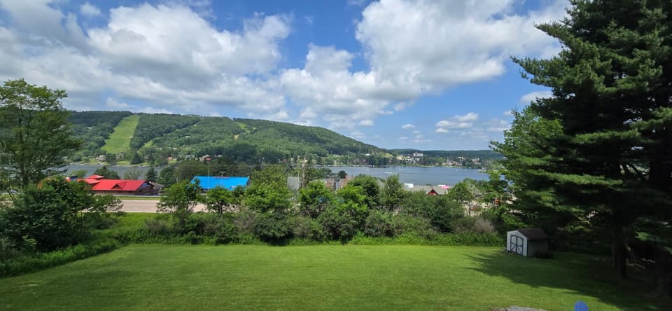 Bourbon Sunsets- 3-bedroom Dog-friendly home with Hot Tub and Gorgeous Views! House in McHenry