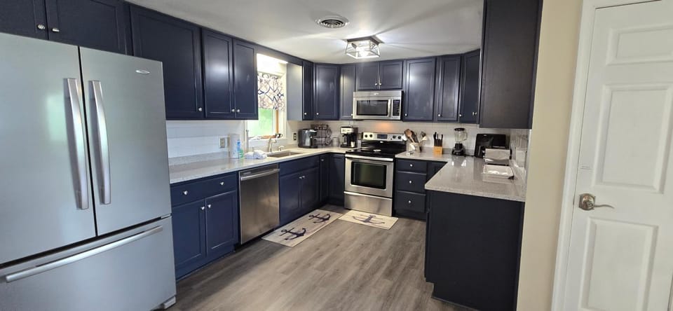 Bourbon Sunsets- 3-bedroom Dog-friendly home with Hot Tub and Gorgeous Views! House in McHenry