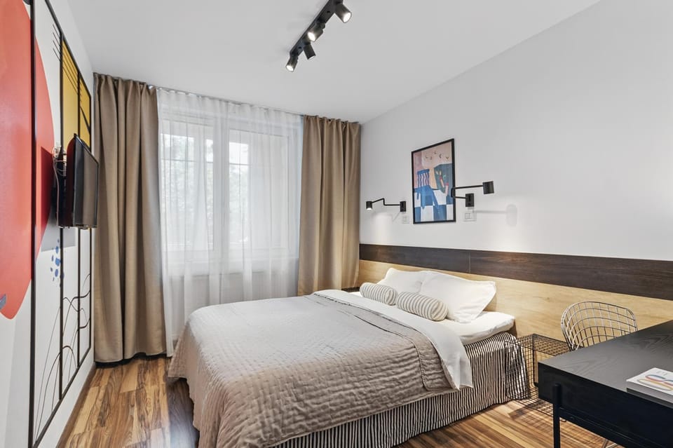 Bed, TV and multimedia, Photo of the whole room, Bedroom