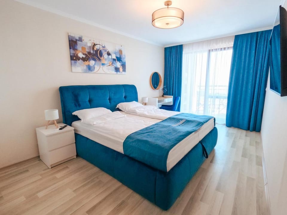 Bed, TV and multimedia, Photo of the whole room, Seating area, Bedroom, towels