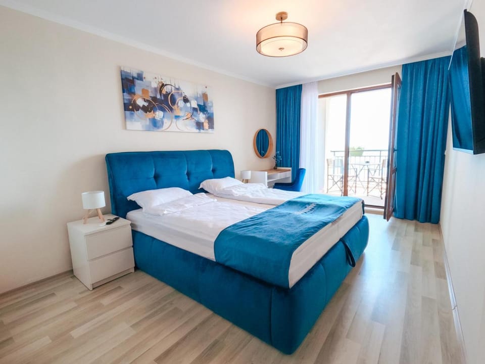 Bed, TV and multimedia, Photo of the whole room, Bedroom, towels