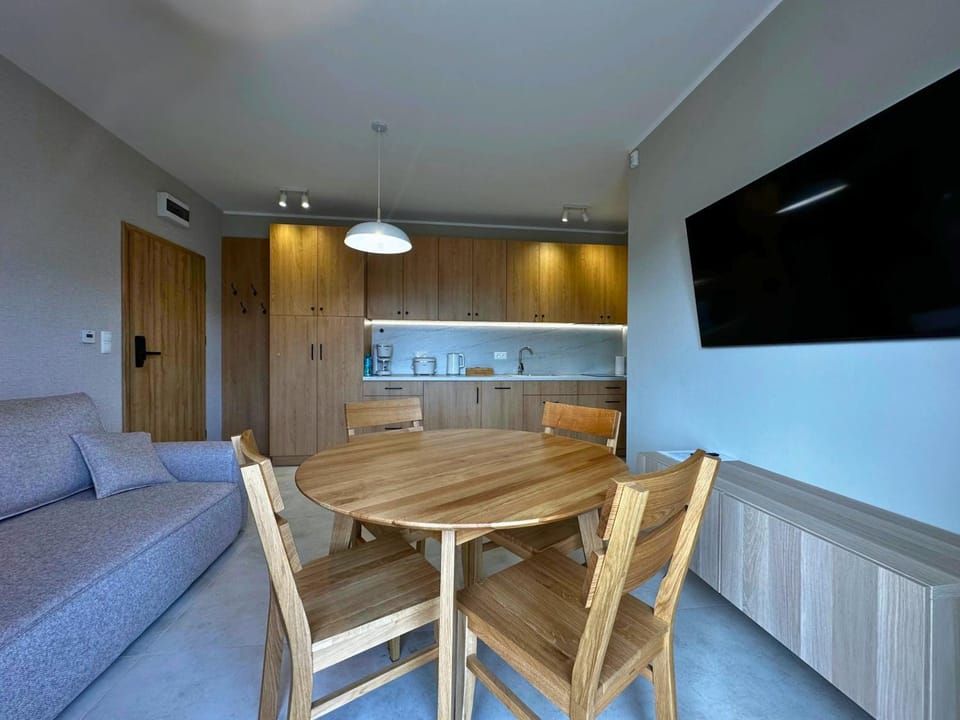 TV and multimedia, Kitchen or kitchenette, Living room, Seating area, Dining area